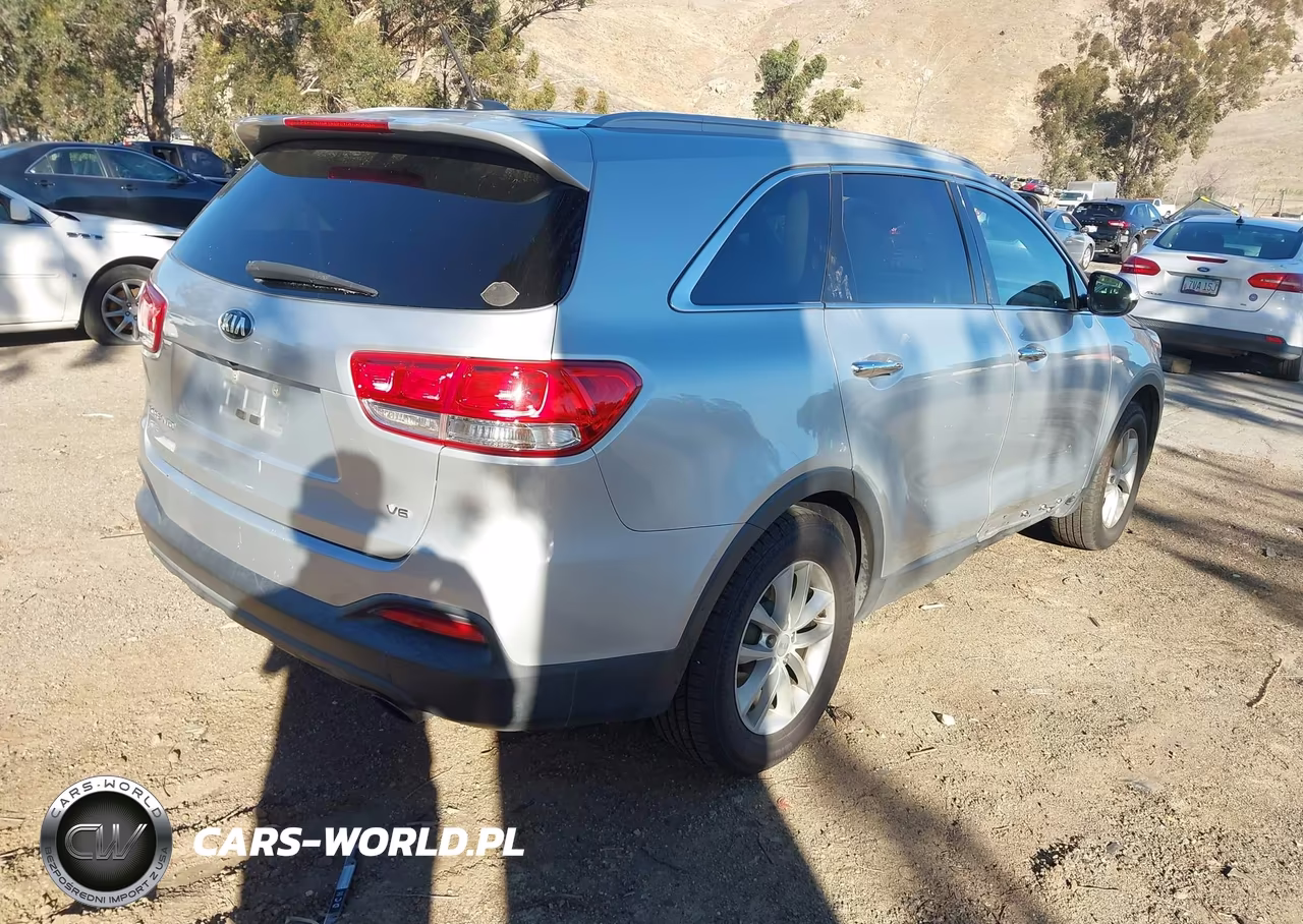 2017 Kia Sorento 3.3L Lx VIN:5XYPG4A57HG311992 - 4