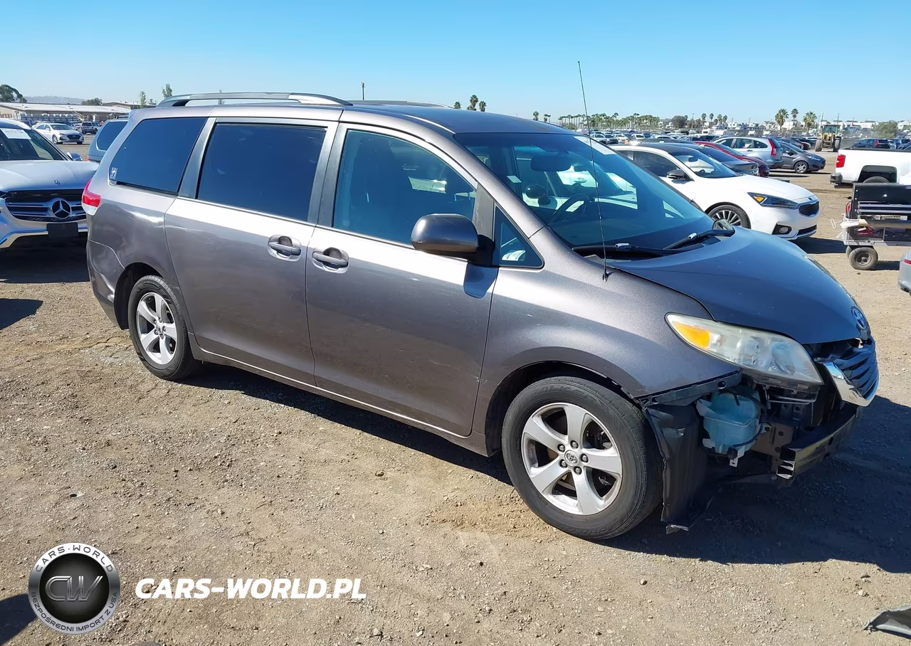 2013 Toyota Sienna Le V6 8 Passenger