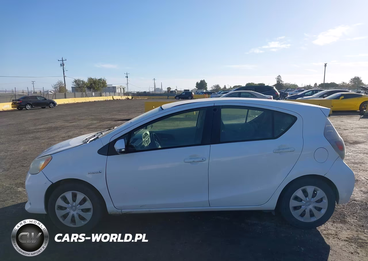 2012 Toyota Prius C Two VIN:JTDKDTB37C1502542 - 15