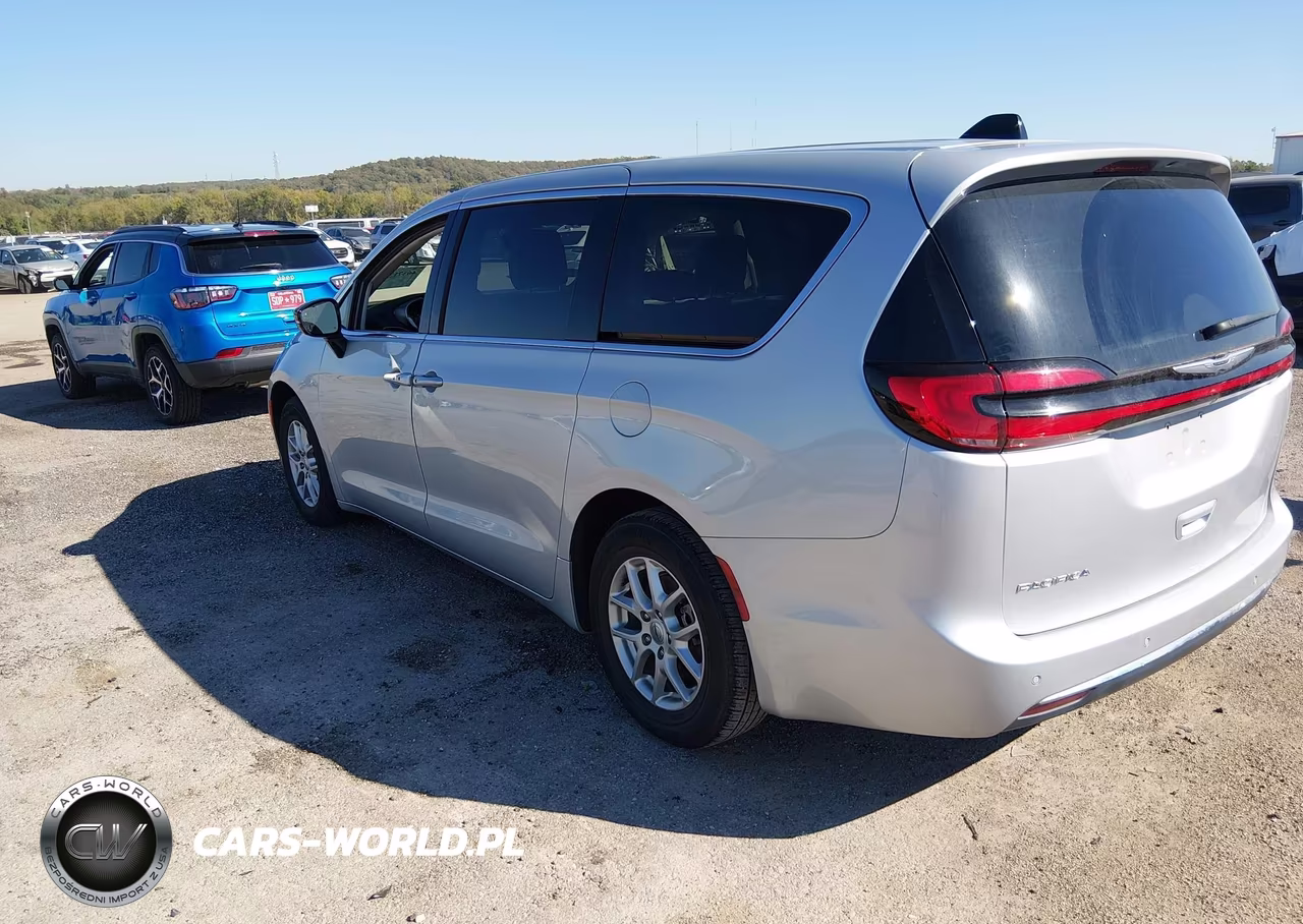 2024 Chrysler Pacifica Touring L VIN:2C4RC1BG7RR155033 - 3