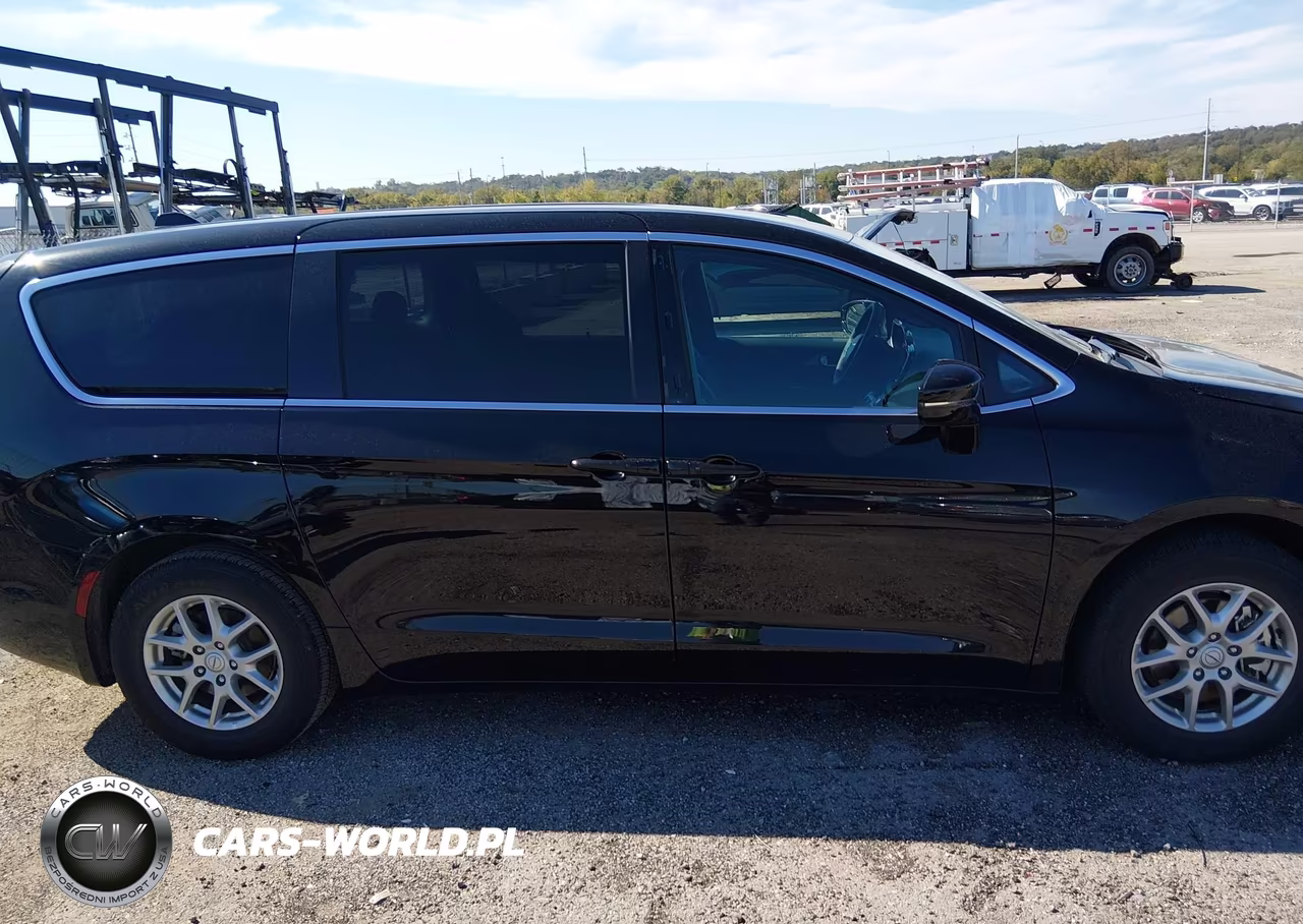 2026 Chrysler Pacifica Select VIN:2C4RC1BG6TR235415 - 13