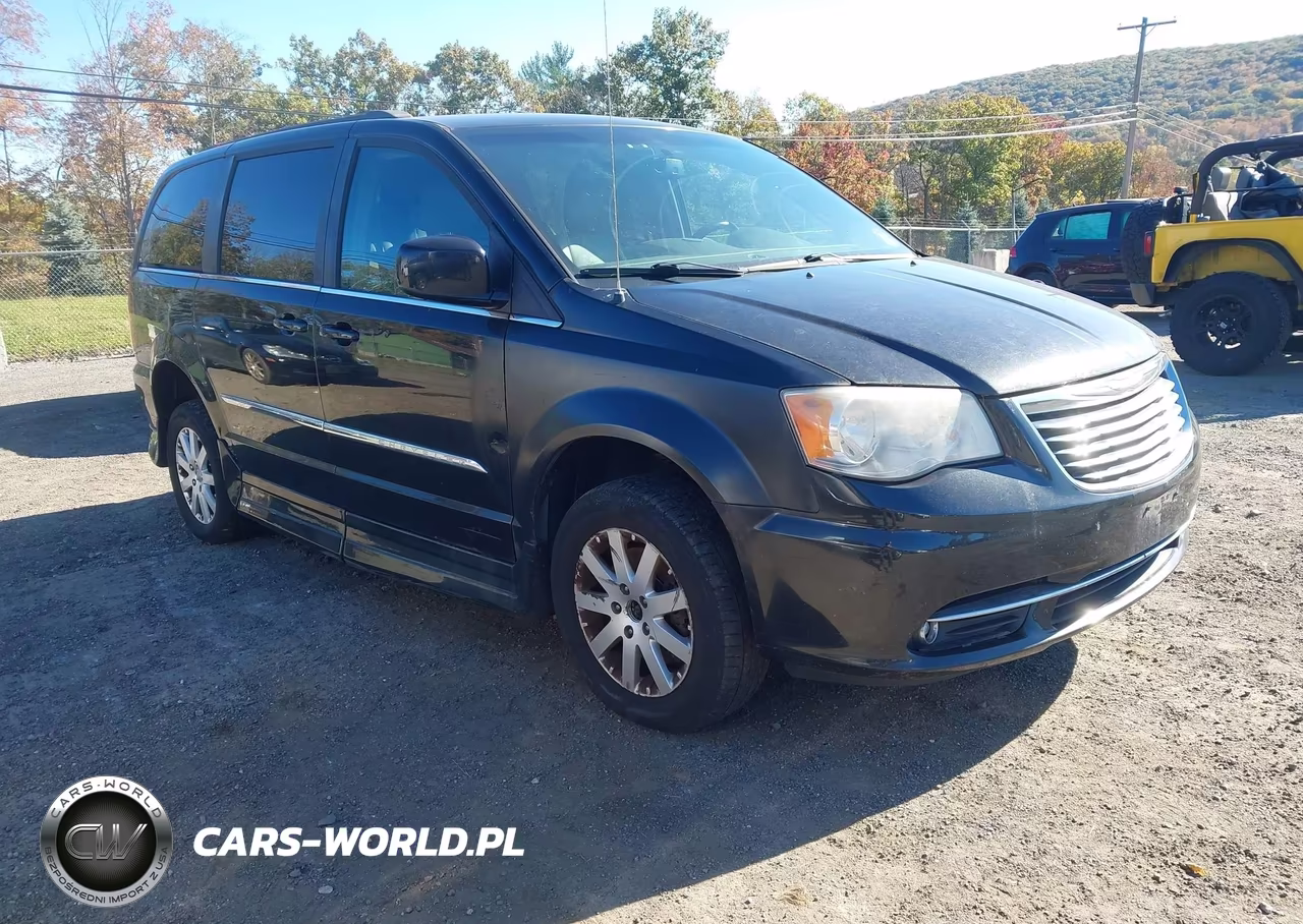 2013 Chrysler Town & Country Touring – zdjęcie 1 z 12