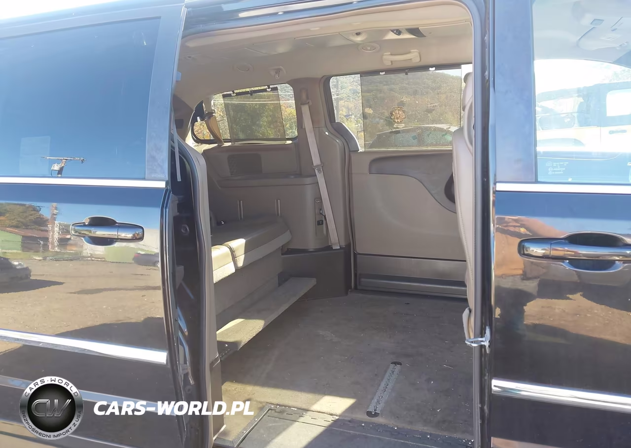 2013 Chrysler Town & Country Touring VIN:2C4RC1BG8DR539878 - 8