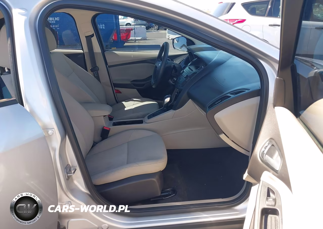 2016 Ford Focus Se VIN:1FADP3F25GL241994 - 5