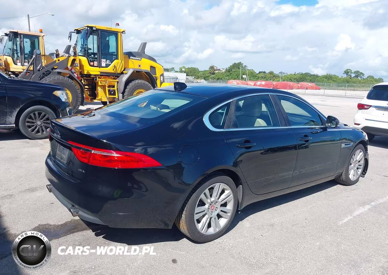 2017 Jaguar Xf 35T Premium VIN:SAJBD4BV4HCY35852 - 4