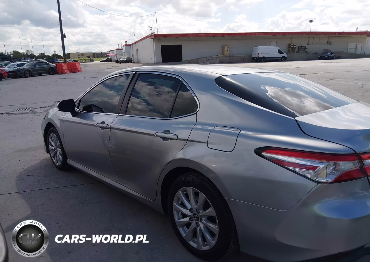 2018 Toyota Camry Le VIN:4T1B11HK0JU074283 - 13