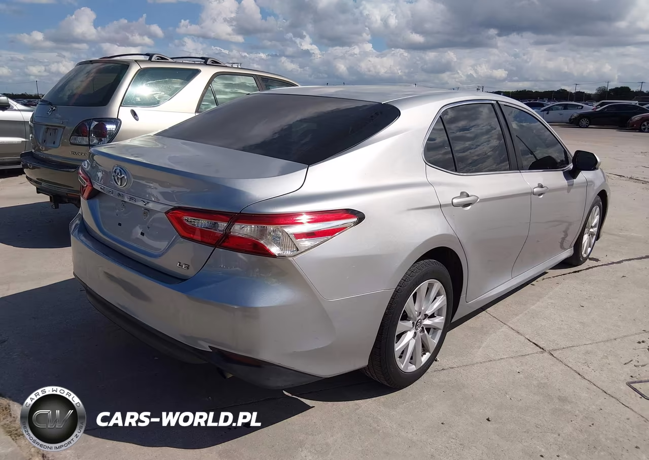 2018 Toyota Camry Le VIN:4T1B11HK0JU074283 - 4