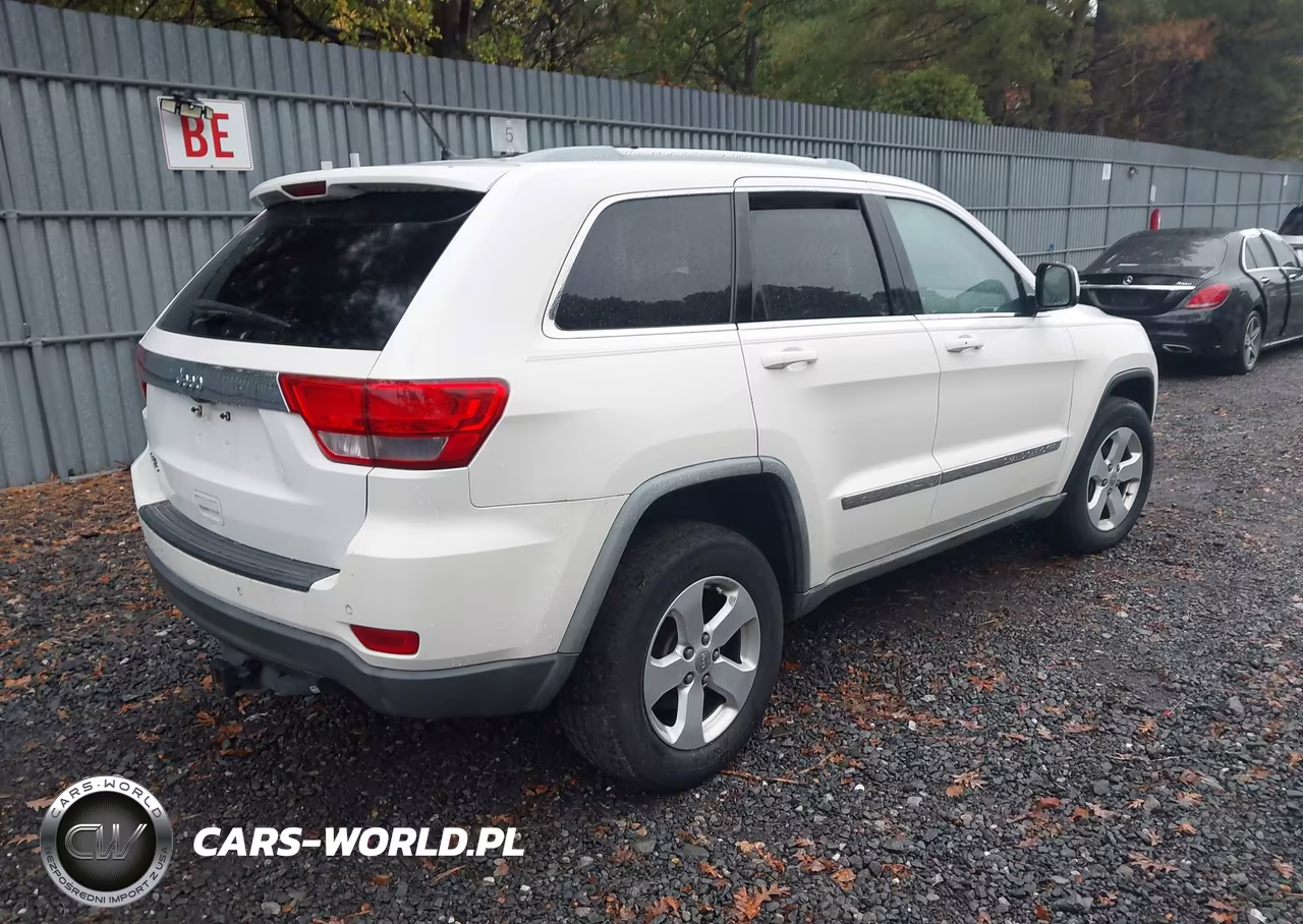 2011 Jeep Grand Cherokee Laredo VIN:1J4RR4GG2BC735517 - 4