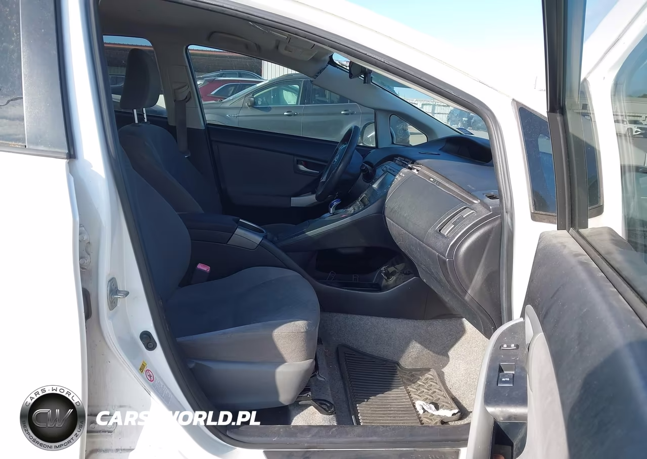 2013 Toyota Prius Two VIN:JTDKN3DU0D5639111 - 5