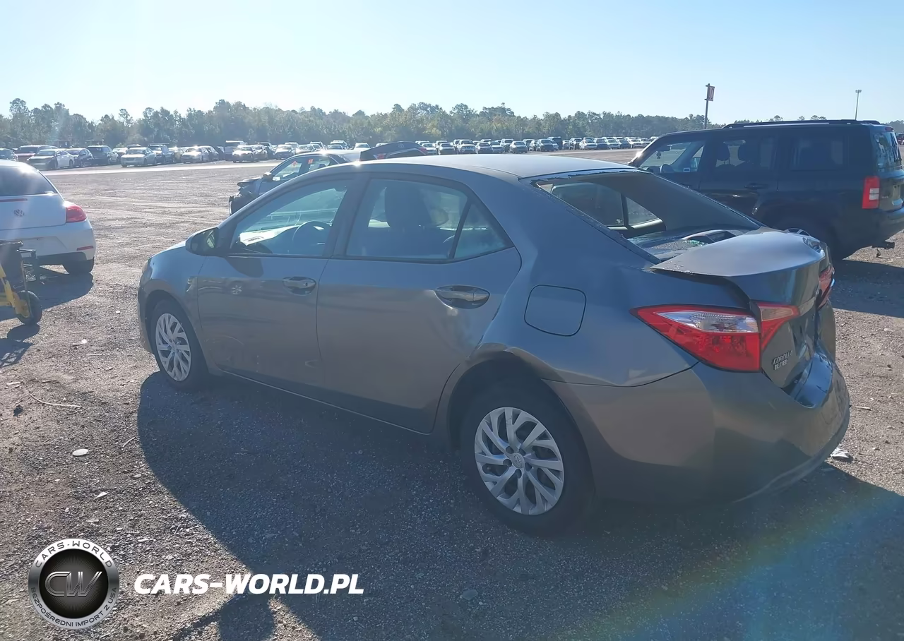 2018 Toyota Corolla Le VIN:5YFBURHE6JP743254 - 3