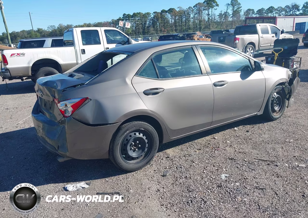 2018 Toyota Corolla Le VIN:5YFBURHE6JP743254 - 4