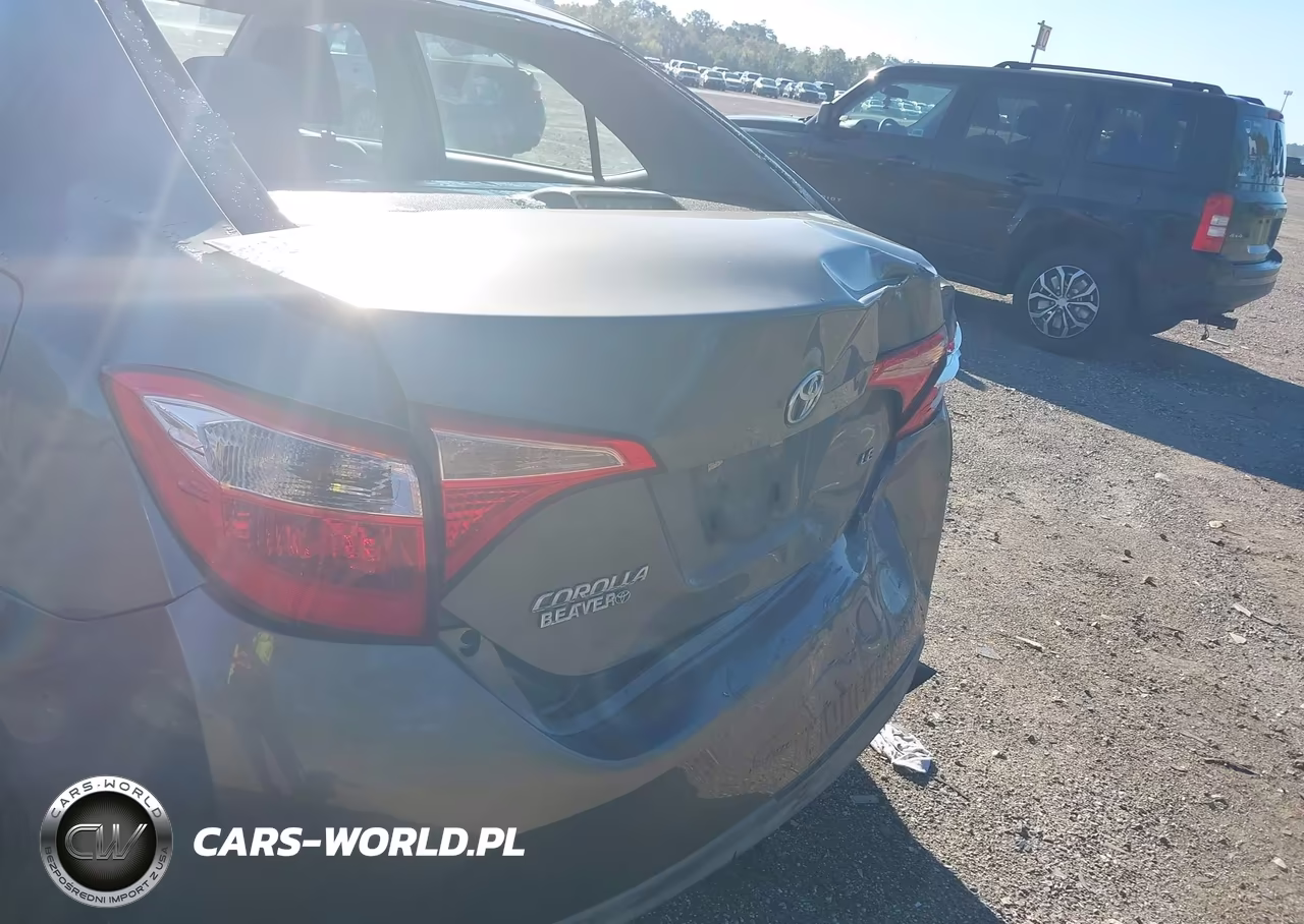 2018 Toyota Corolla Le VIN:5YFBURHE6JP743254 - 6