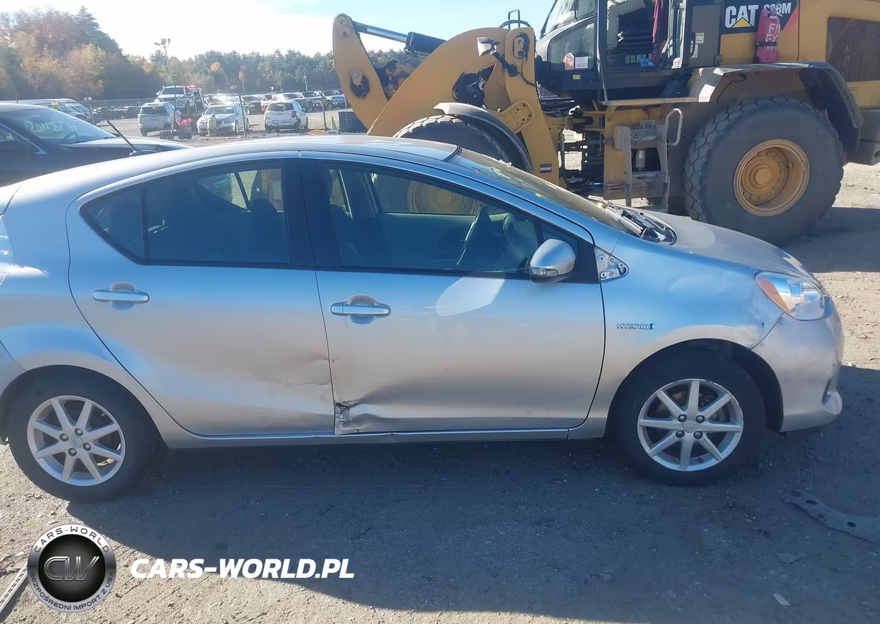2014 Toyota Prius C Three VIN:JTDKDTB37E1561755 - 13
