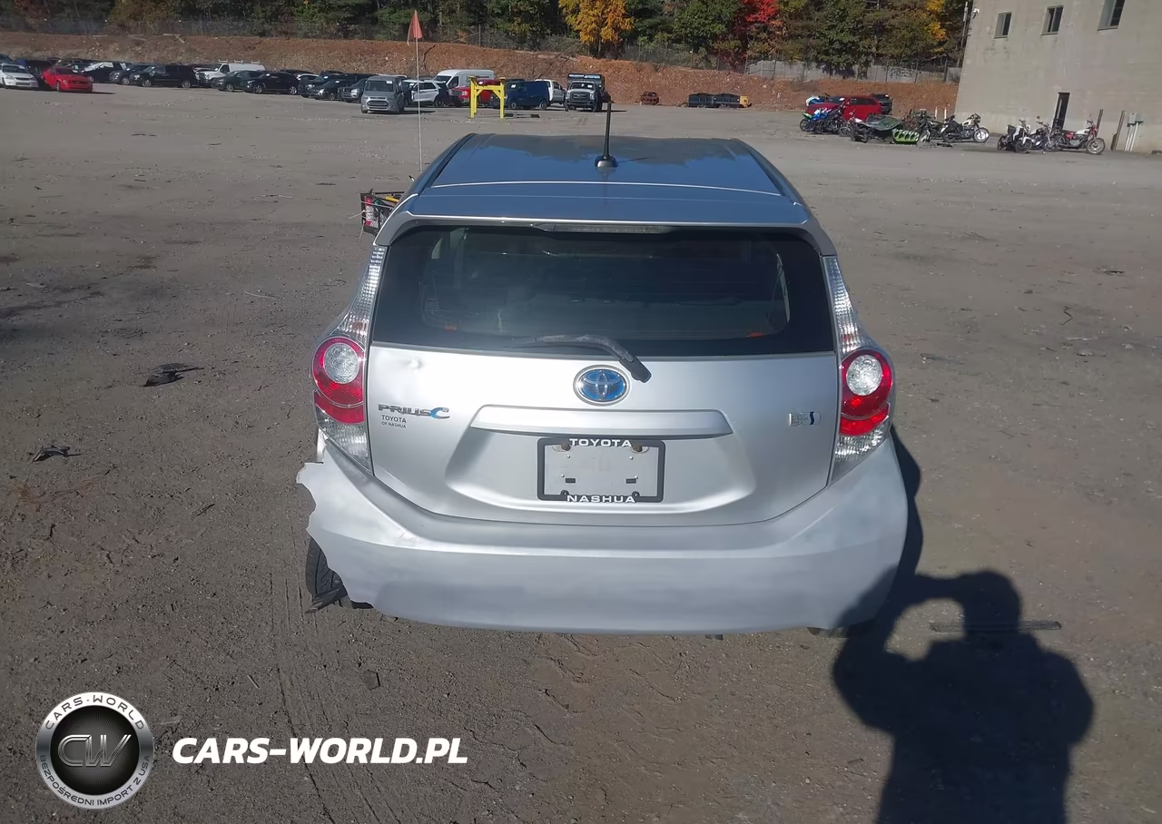 2014 Toyota Prius C Three VIN:JTDKDTB37E1561755 - 16