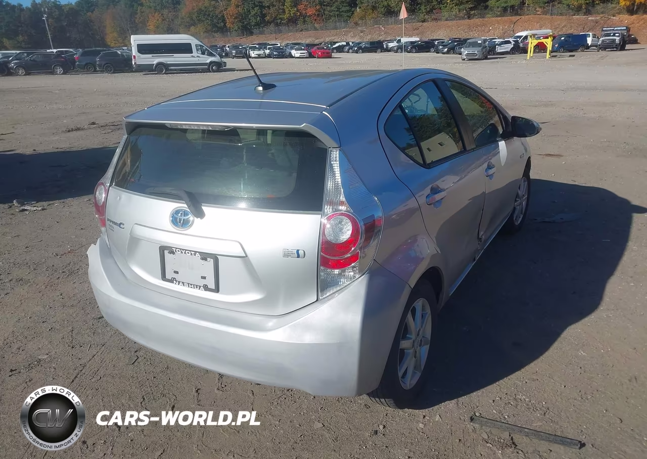 2014 Toyota Prius C Three VIN:JTDKDTB37E1561755 - 4