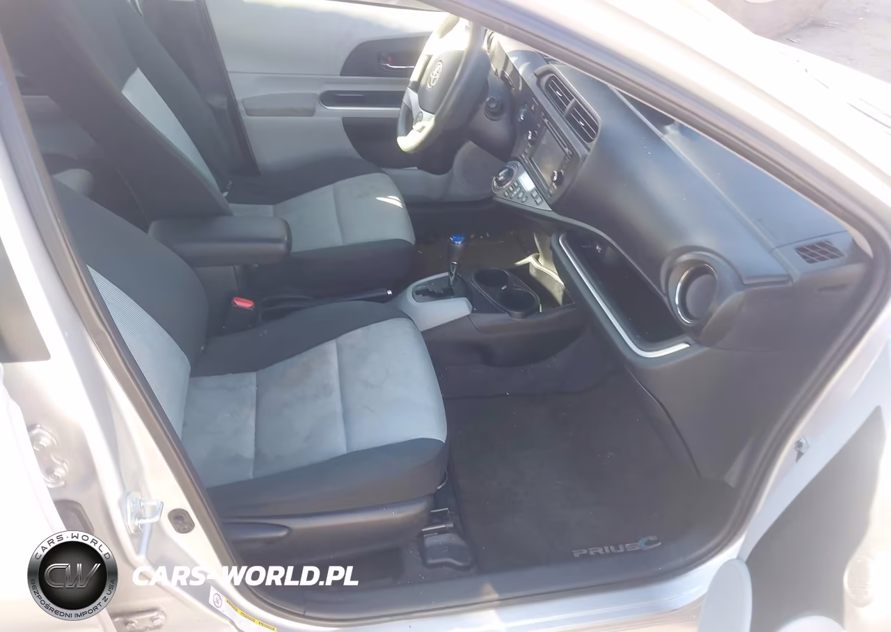 2014 Toyota Prius C Three VIN:JTDKDTB37E1561755 - 5