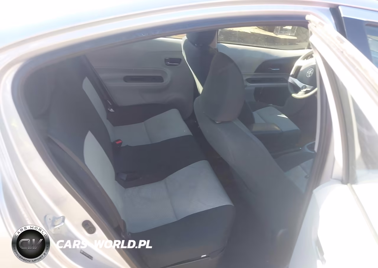 2014 Toyota Prius C Three VIN:JTDKDTB37E1561755 - 8