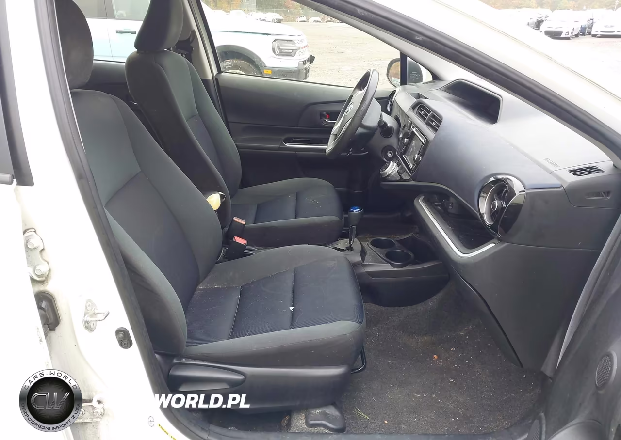 2016 Toyota Prius C Two VIN:JTDKDTB3XG1118955 - 5
