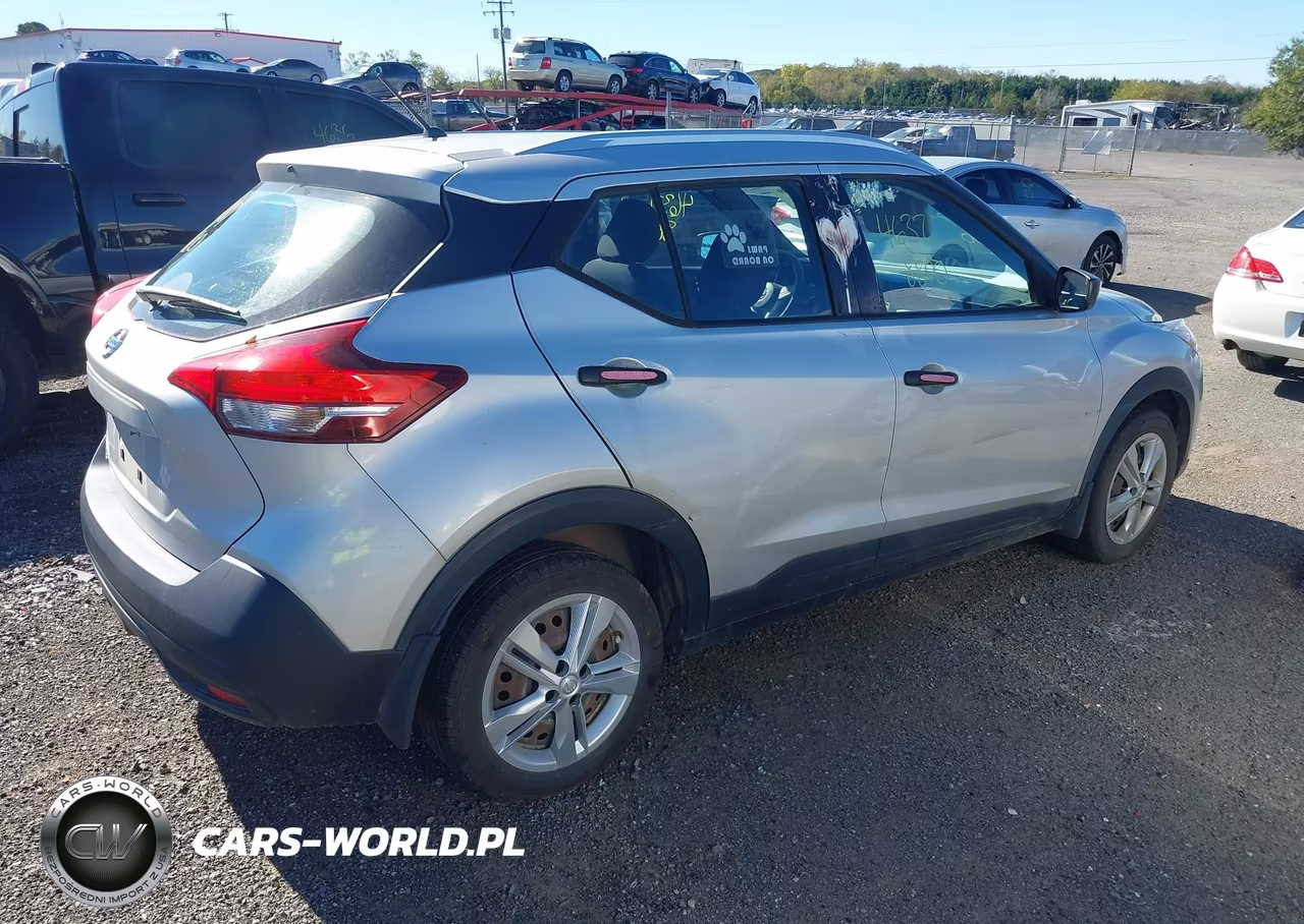 2018 Nissan Kicks S VIN:3N1CP5CUXJL534652 - 4