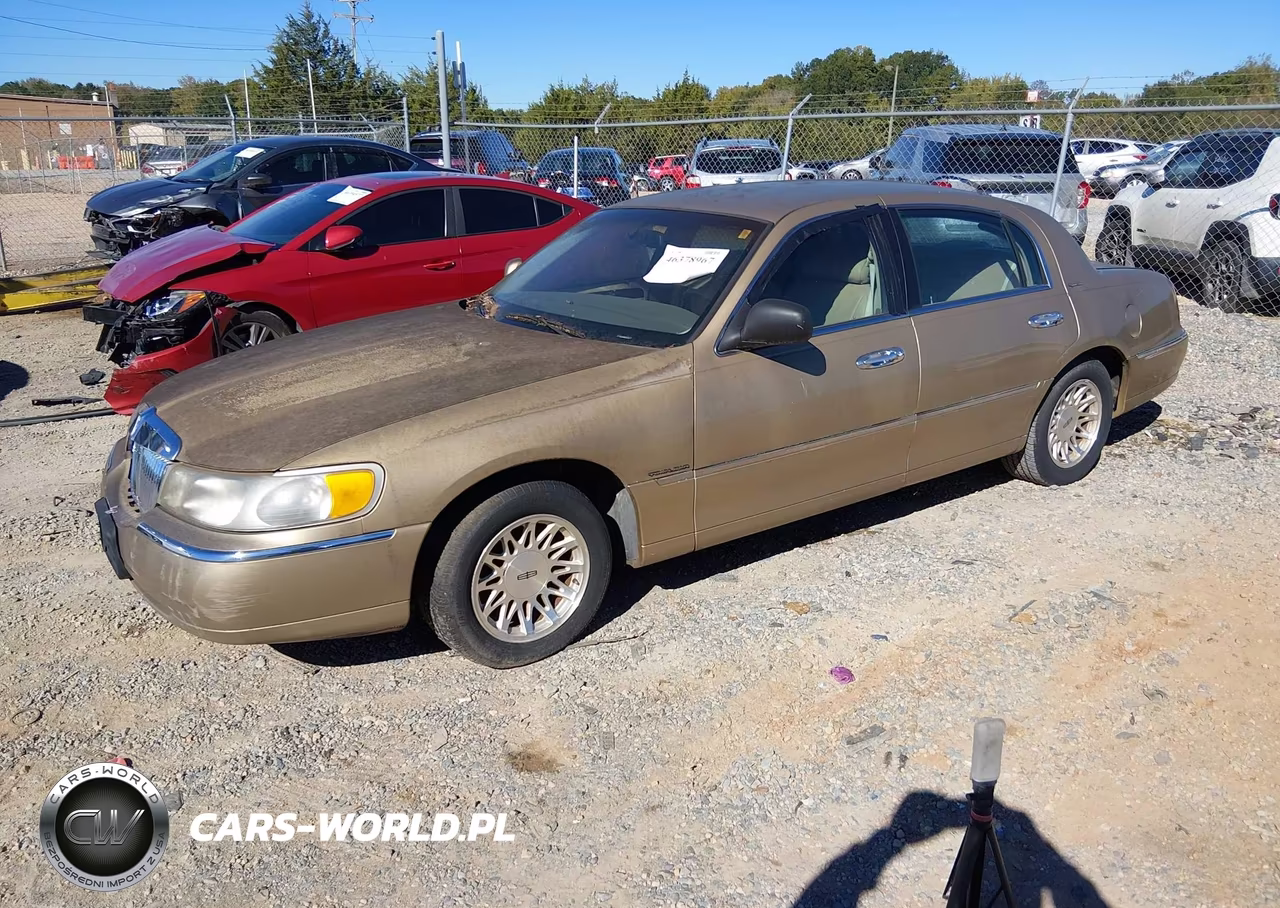 1998 Lincoln Town Car Signature VIN:1LNFM82W0WY618004 - 2
