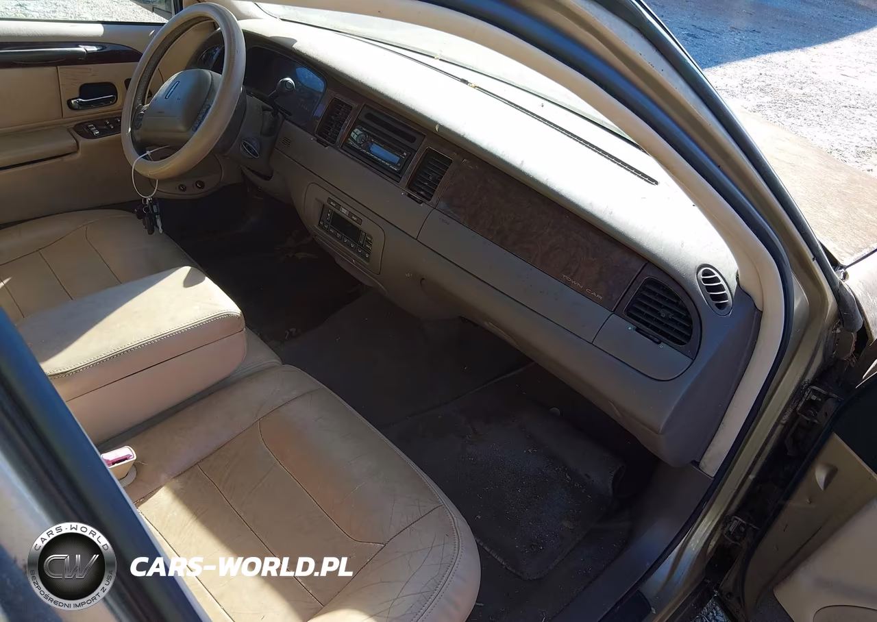 1998 Lincoln Town Car Signature VIN:1LNFM82W0WY618004 - 5