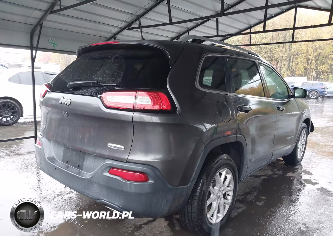 2017 Jeep Cherokee Latitude 4X4 VIN:1C4PJMCS7HW637976 - 4