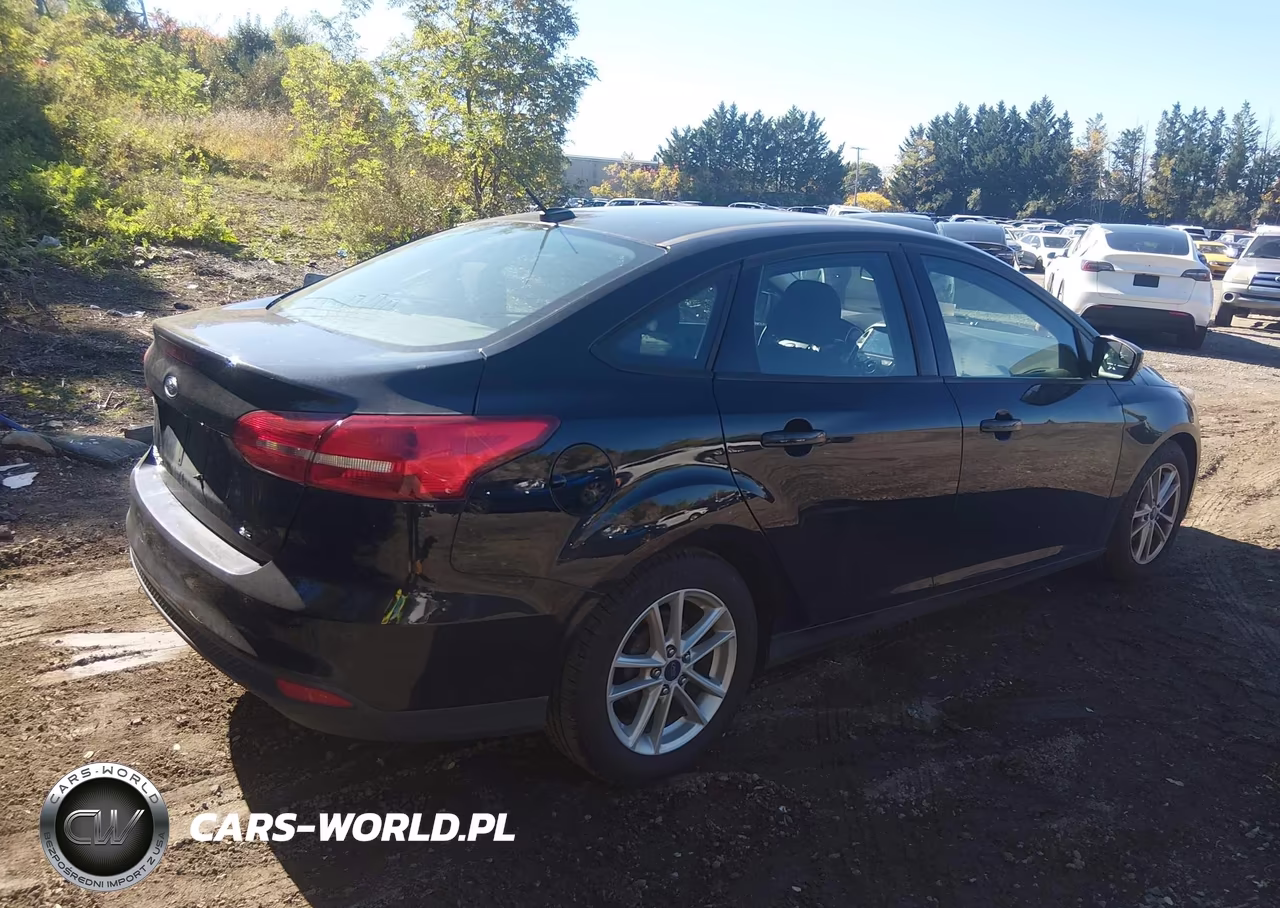 2016 Ford Focus Se VIN:1FADP3F2XGL323400 - 4