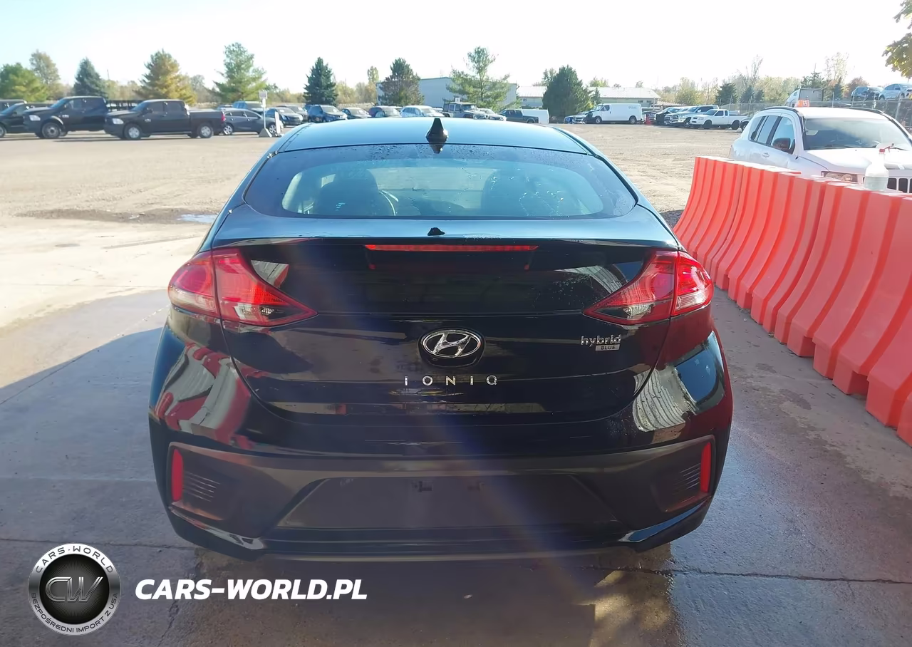 2018 Hyundai Ioniq Hybrid Blue VIN:KMHC65LC7JU100598 - 17