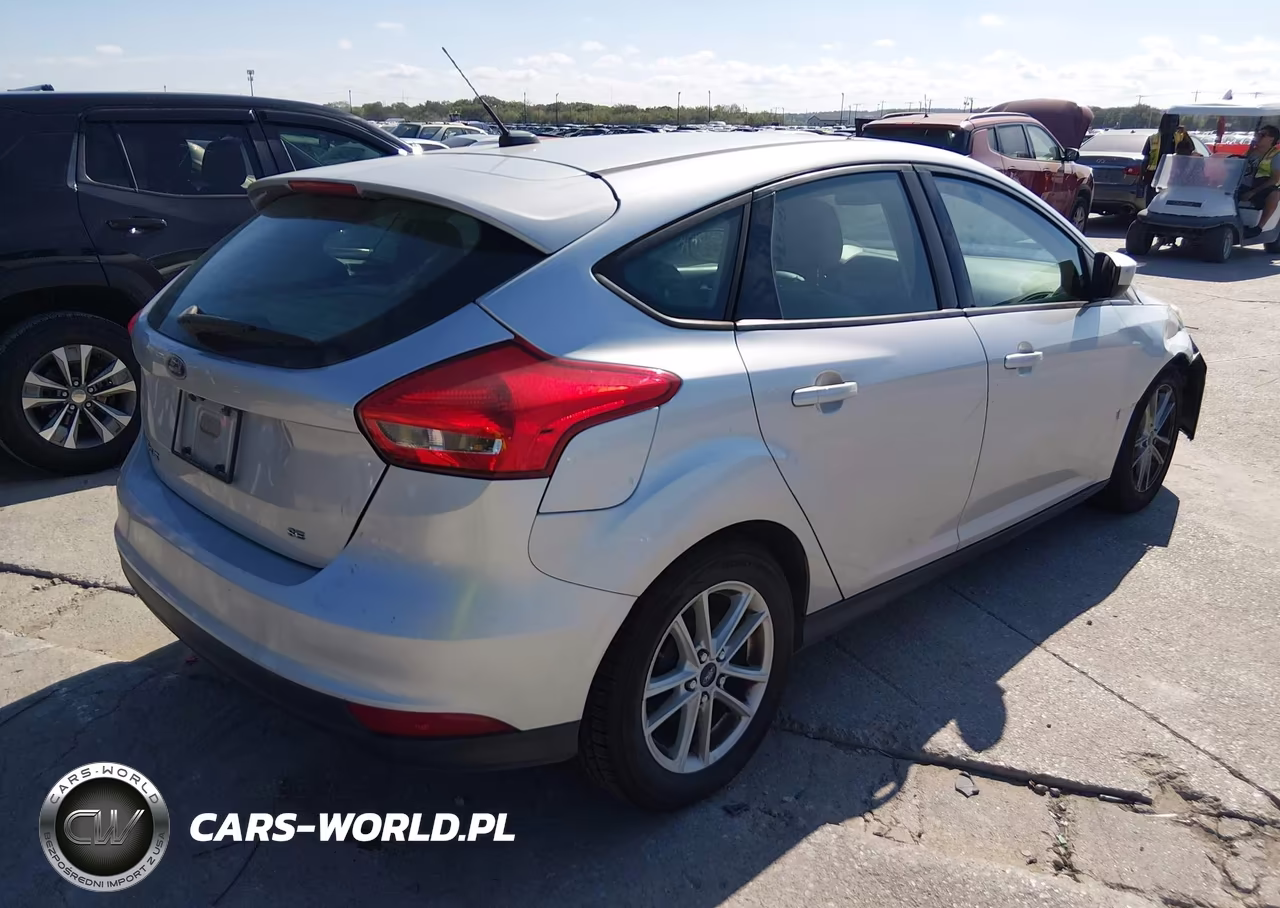 2018 Ford Focus Se VIN:1FADP3K29JL241882 - 4