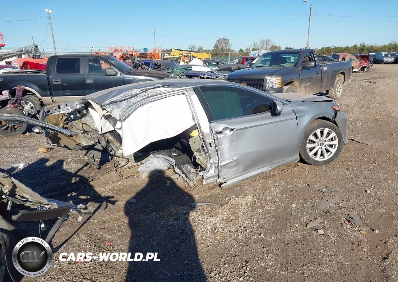 2018 Toyota Camry Le VIN:4T1B11HK7JU110938 - 4