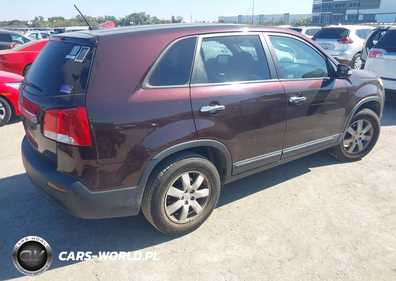 2011 Kia Sorento Lx VIN:5XYKT3A17BG113711 - 4