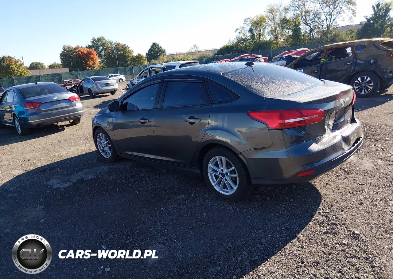 2018 Ford Focus Se VIN:1FADP3F28JL236960 - 3