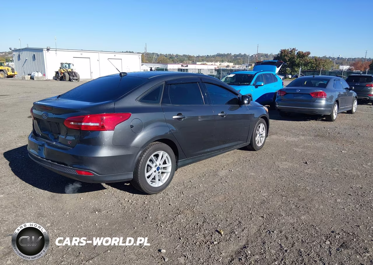 2018 Ford Focus Se VIN:1FADP3F28JL236960 - 4
