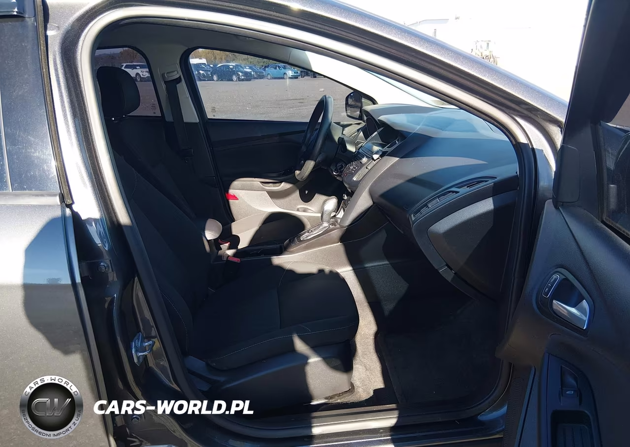 2018 Ford Focus Se VIN:1FADP3F28JL236960 - 5