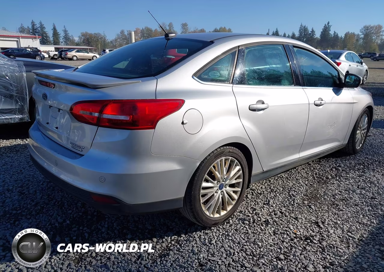 2015 Ford Focus Titanium VIN:1FADP3J20FL324108 - 4