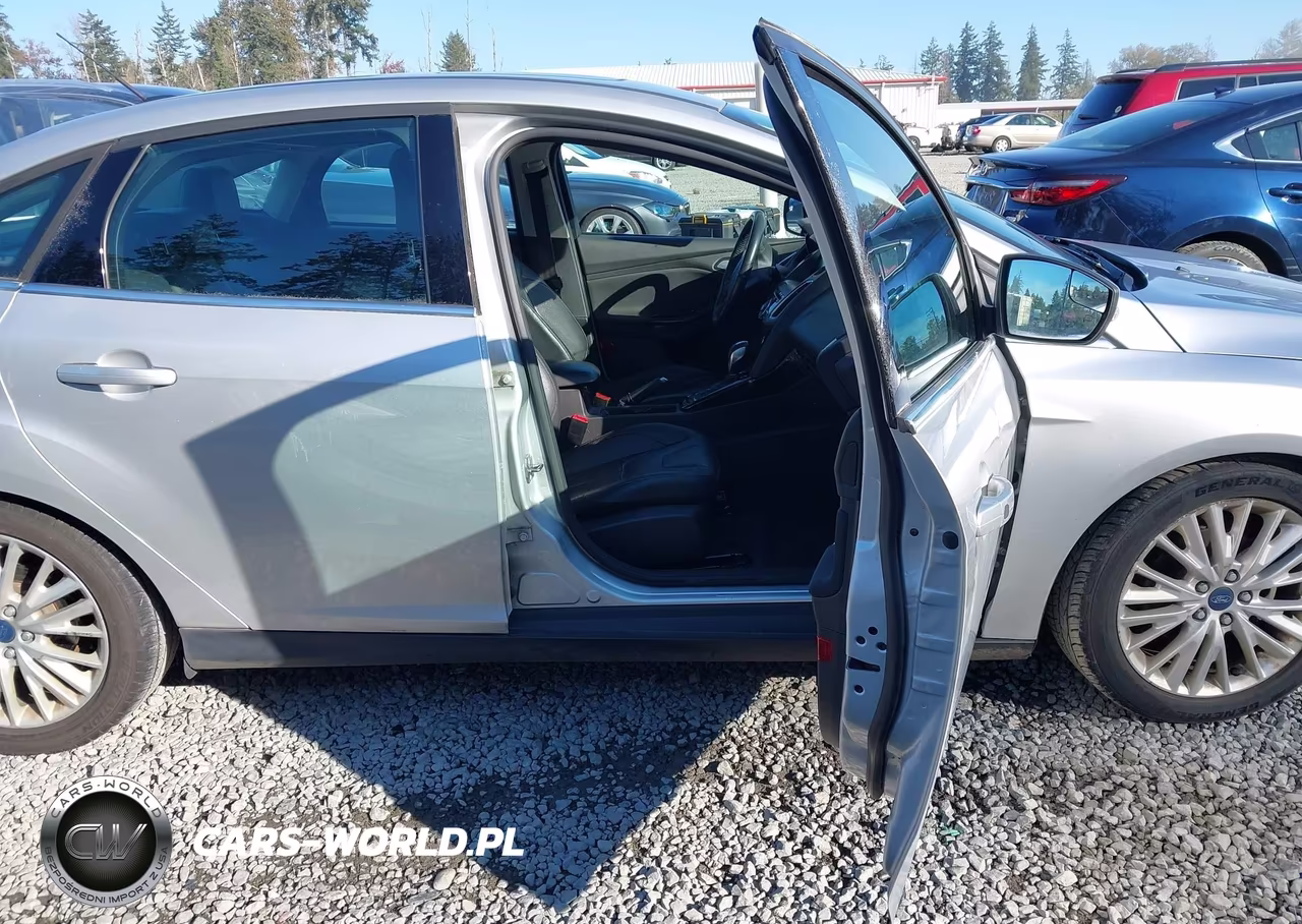 2015 Ford Focus Titanium VIN:1FADP3J20FL324108 - 5