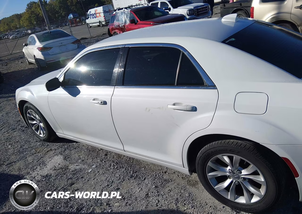 2015 Chrysler 300 Limited VIN:2C3CCAAG7FH743673 - 15
