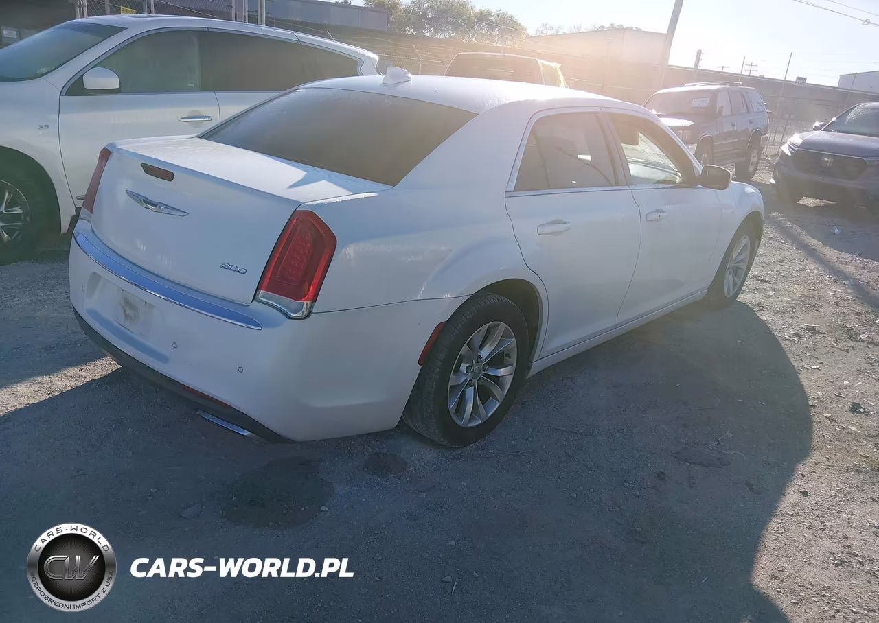2015 Chrysler 300 Limited VIN:2C3CCAAG7FH743673 - 4