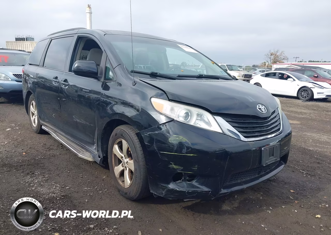 2014 Toyota Sienna Le V6 8 Passenger