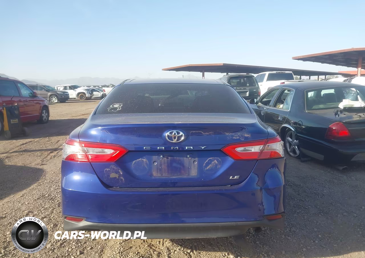 2018 Toyota Camry Le VIN:4T1B11HK3JU590749 - 16