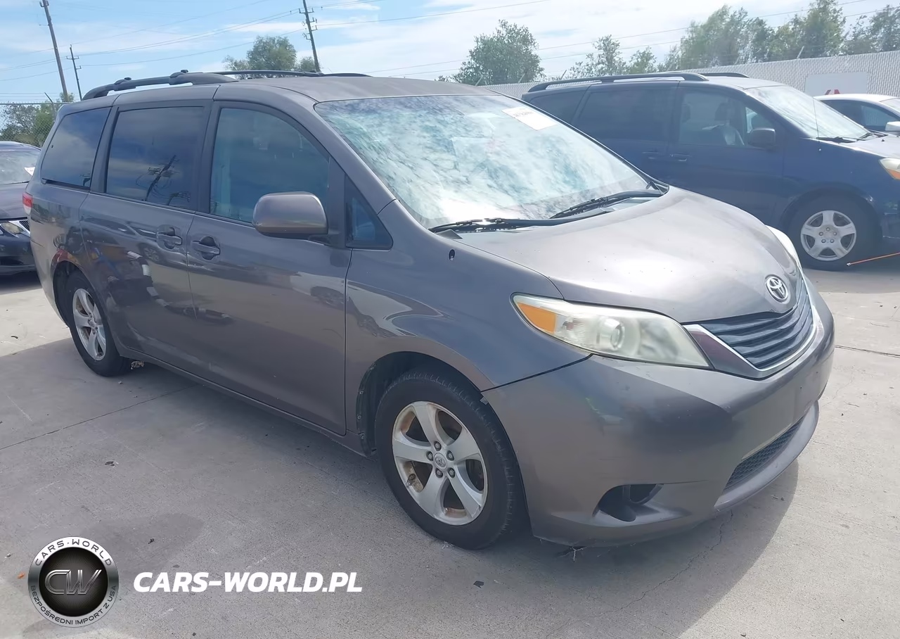 2012 Toyota Sienna Le V6 8 Passenger