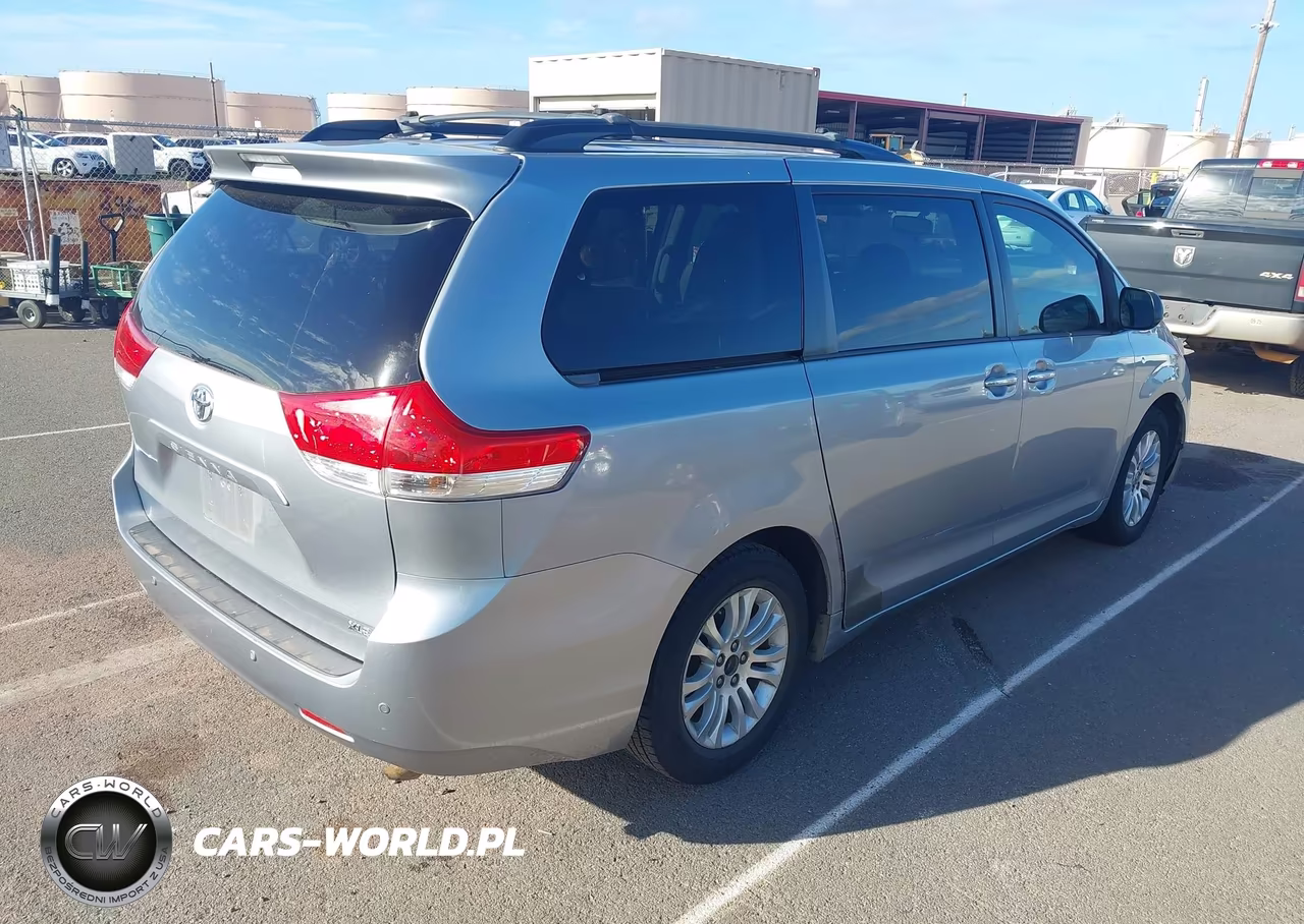 2013 Toyota Sienna Xle V6 7 Passenger Auto Access Seat-Xle V6 8 Passenger VIN:5TDYK3DC7DS336203 - 4