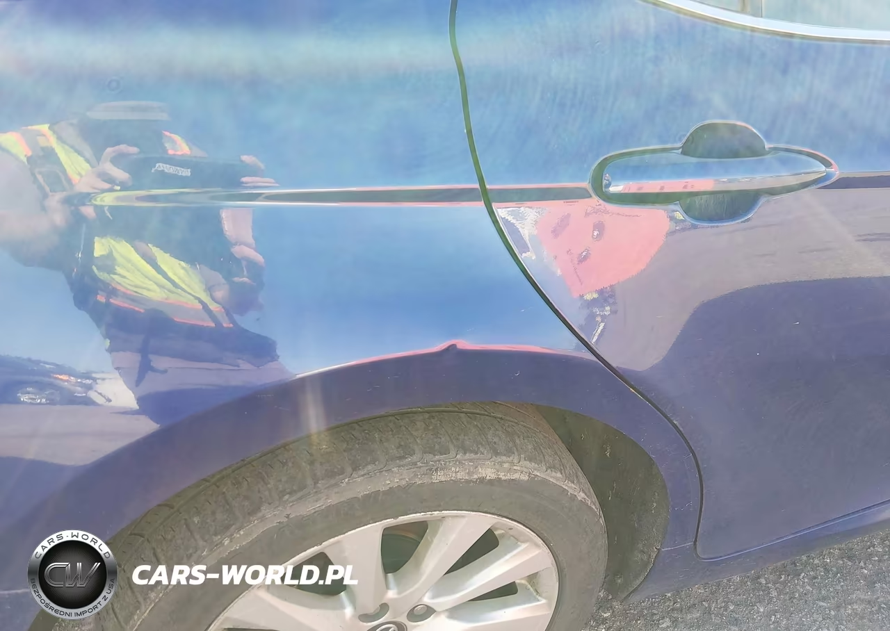 2018 Toyota Camry Le VIN:4T1B11HK1JU513748 - 18