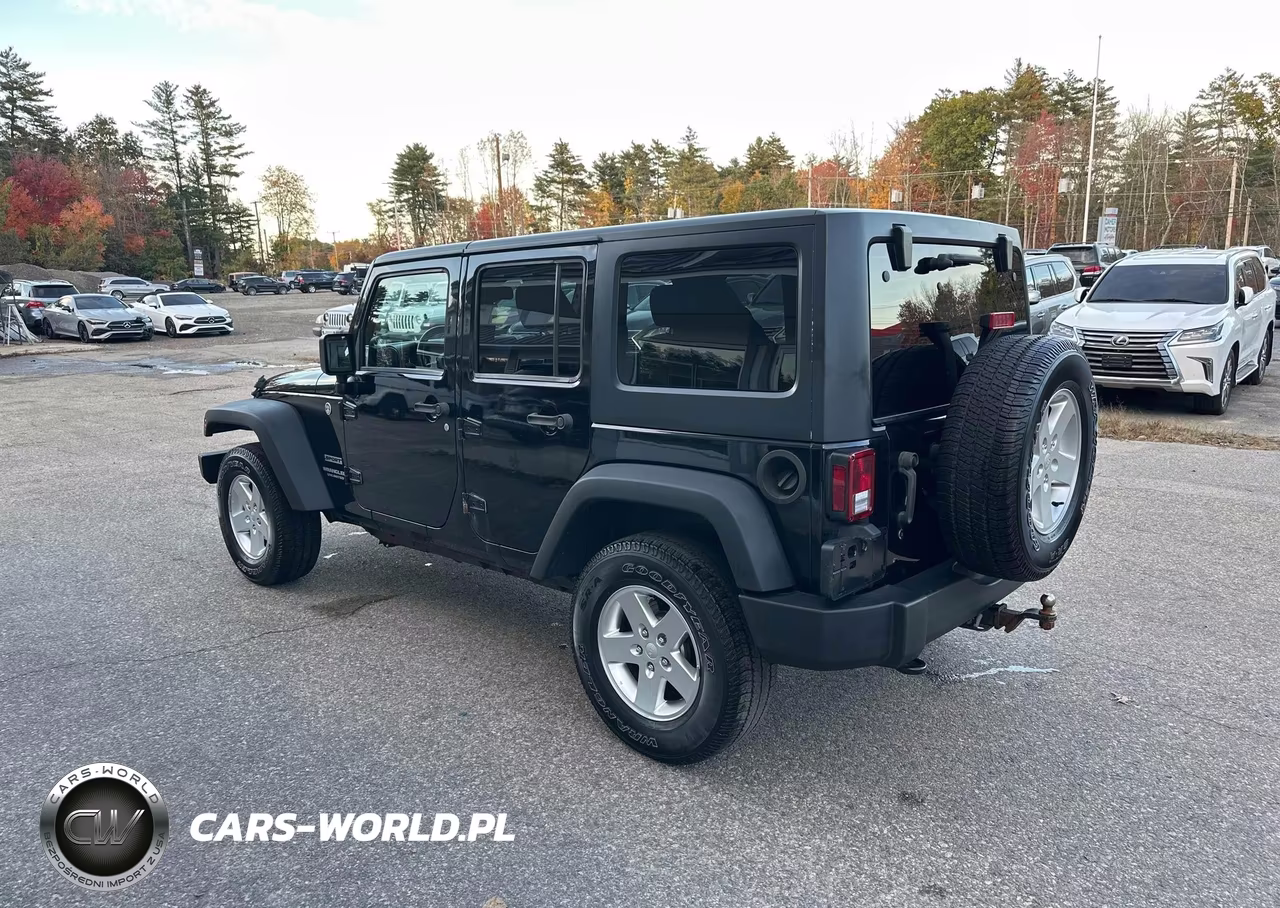 2013 Jeep Wrangler Unlimited Sport VIN:1C4BJWDG5DL589860 - 3