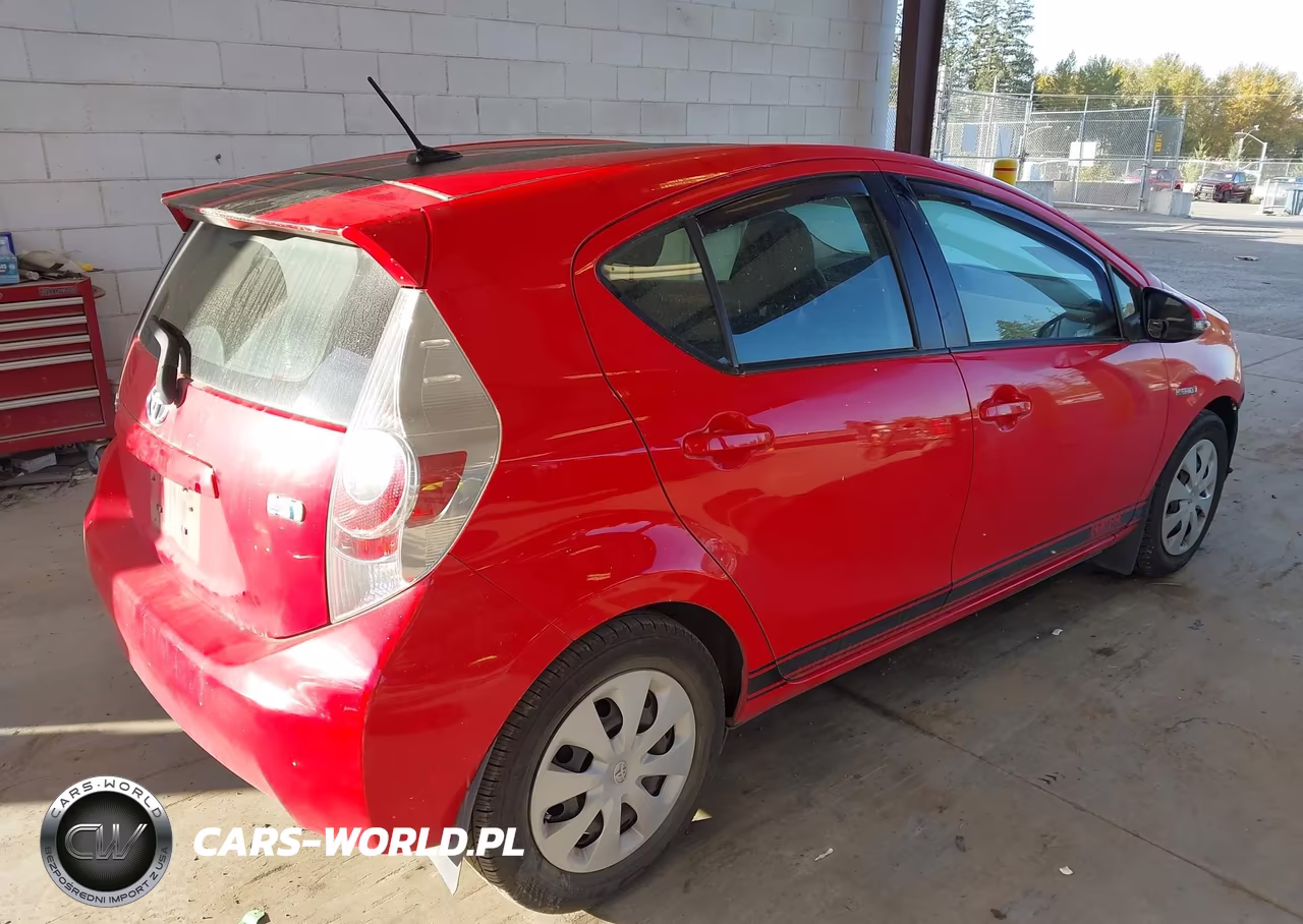 2012 Toyota Prius C Three VIN:JTDKDTB37C1520314 - 4