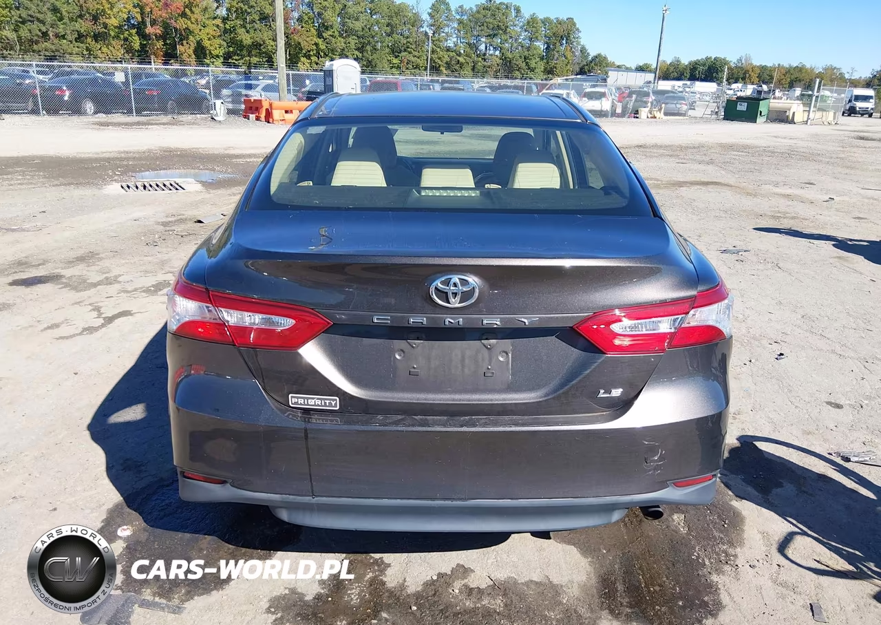 2018 Toyota Camry Le VIN:JTNB11HK8J3005122 - 16