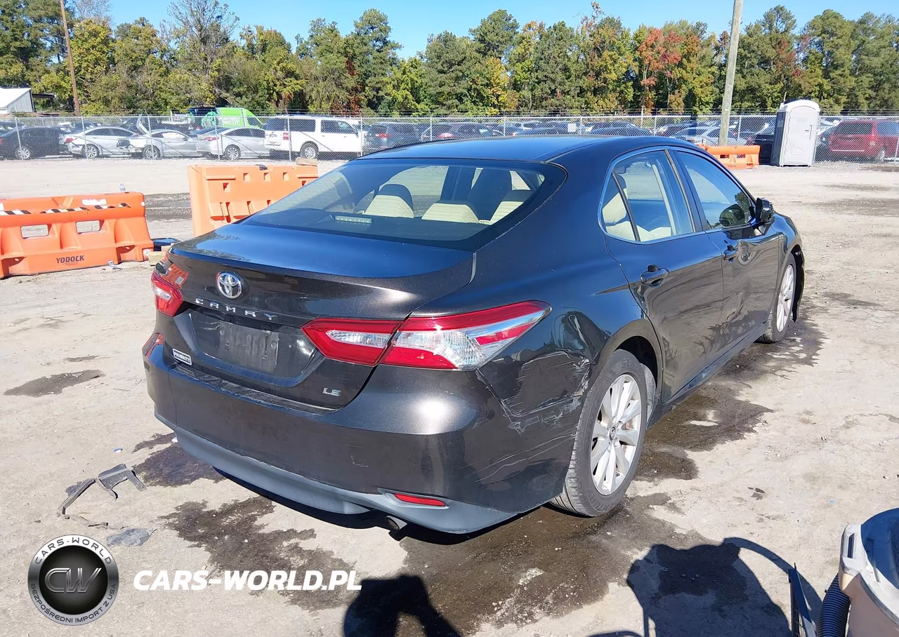 2018 Toyota Camry Le VIN:JTNB11HK8J3005122 - 4