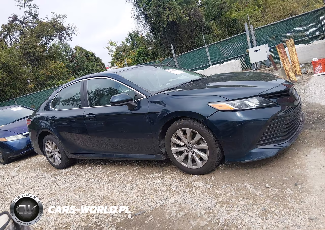 2018 Toyota Camry Le VIN:4T1B11HK1JU560231 - 13