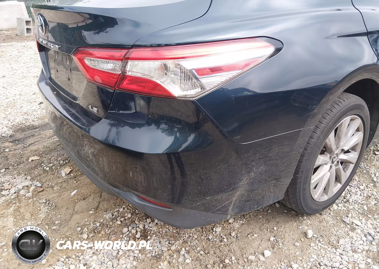 2018 Toyota Camry Le VIN:4T1B11HK1JU560231 - 17