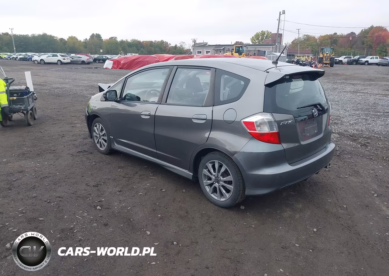 2013 Honda Fit Sport VIN:JHMGE8H52DC035155 - 3